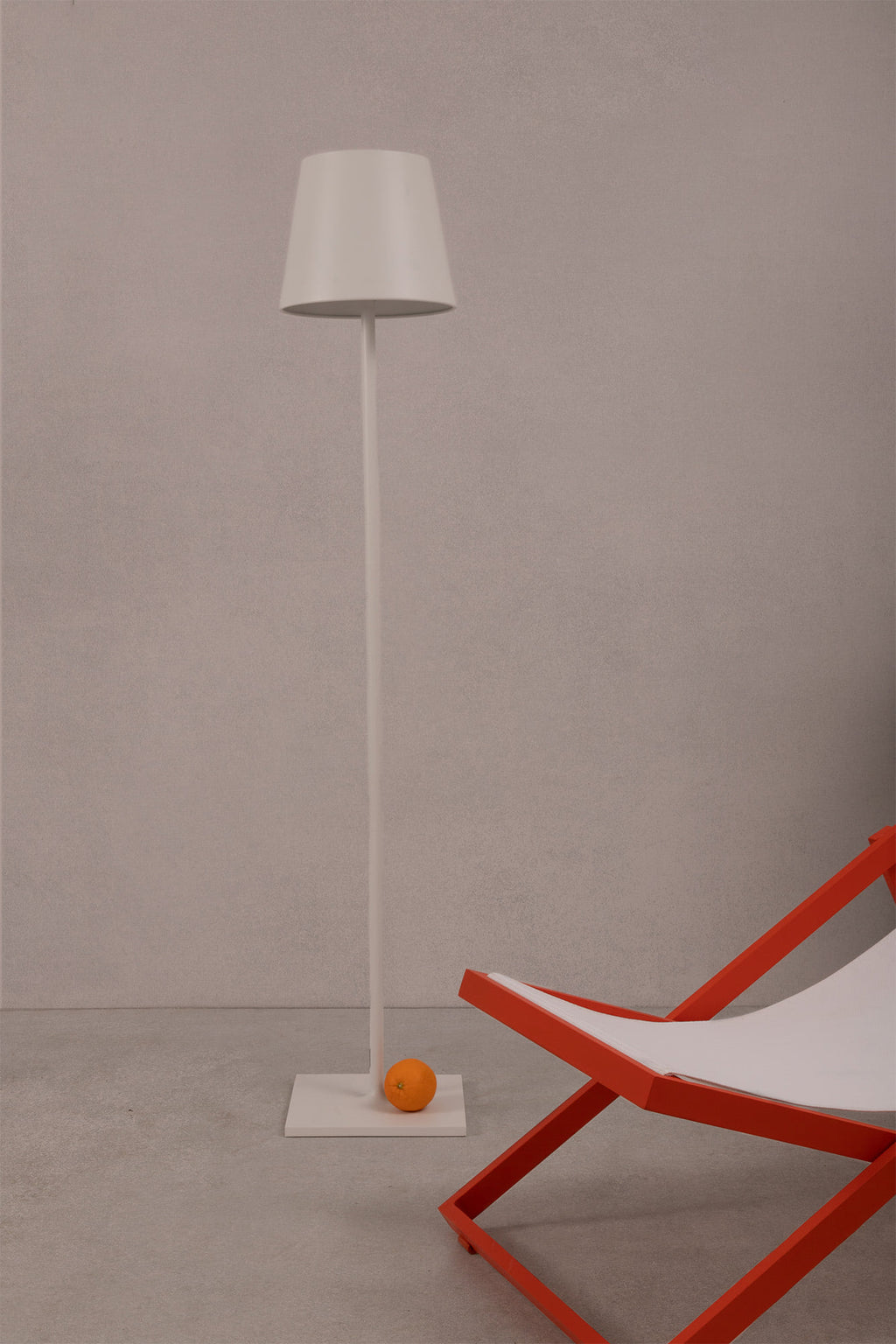 Lámpara de pie TOC 1500 blanco FARO 70786 en ambiente exterior: iluminando jardín o terraza con iluminación portátil LED y sistema touch.