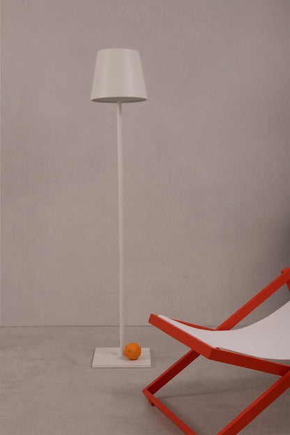 Lámpara de pie TOC 1500 blanco FARO 70786 en ambiente exterior: iluminando jardín o terraza con iluminación portátil LED y sistema touch.