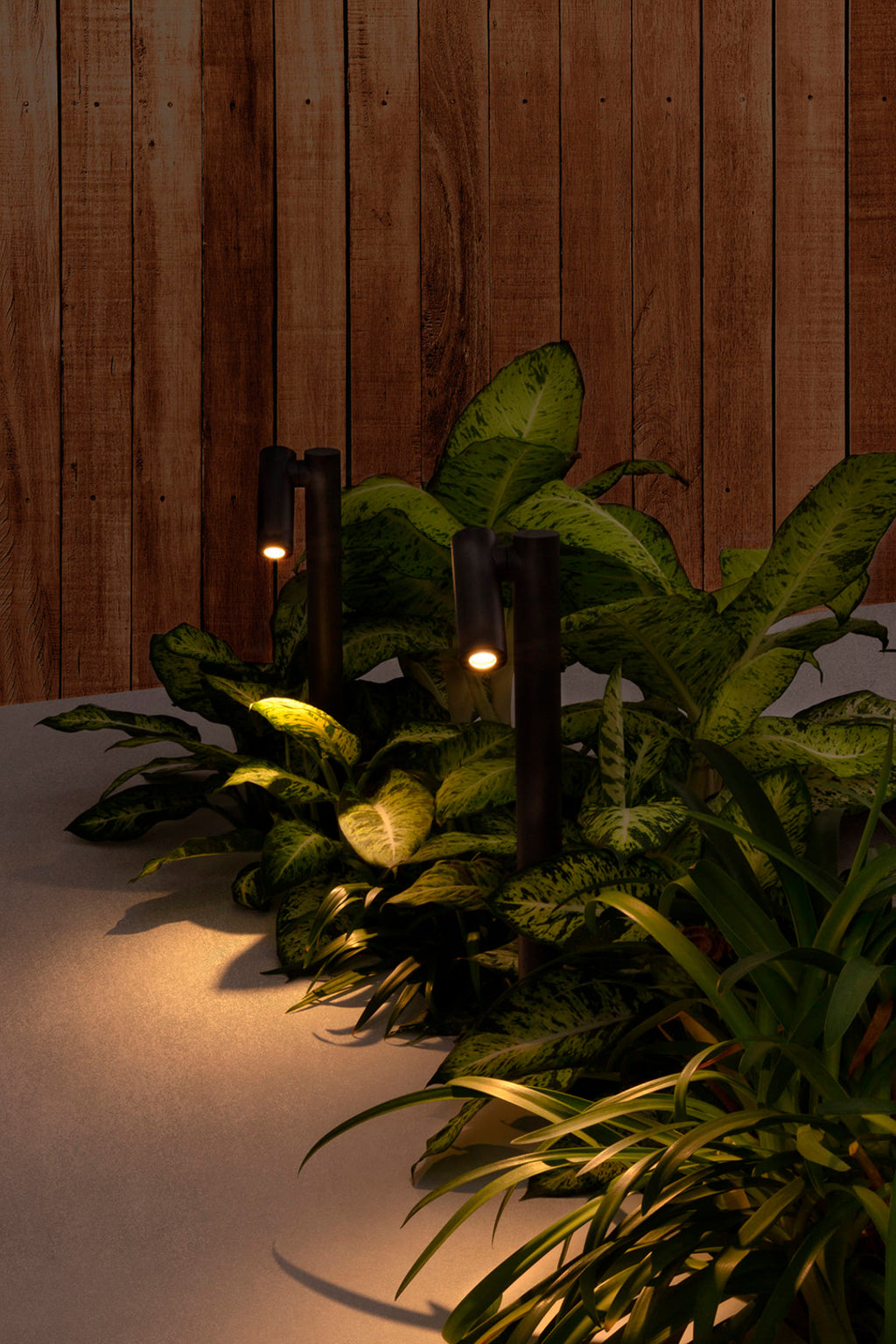 Imagen ambiente de luminaria estaca SPY 435 en gris oscuro, faro exterior orientable para jardín con iluminación LED en aluminio IP65, modelo FARO 70788