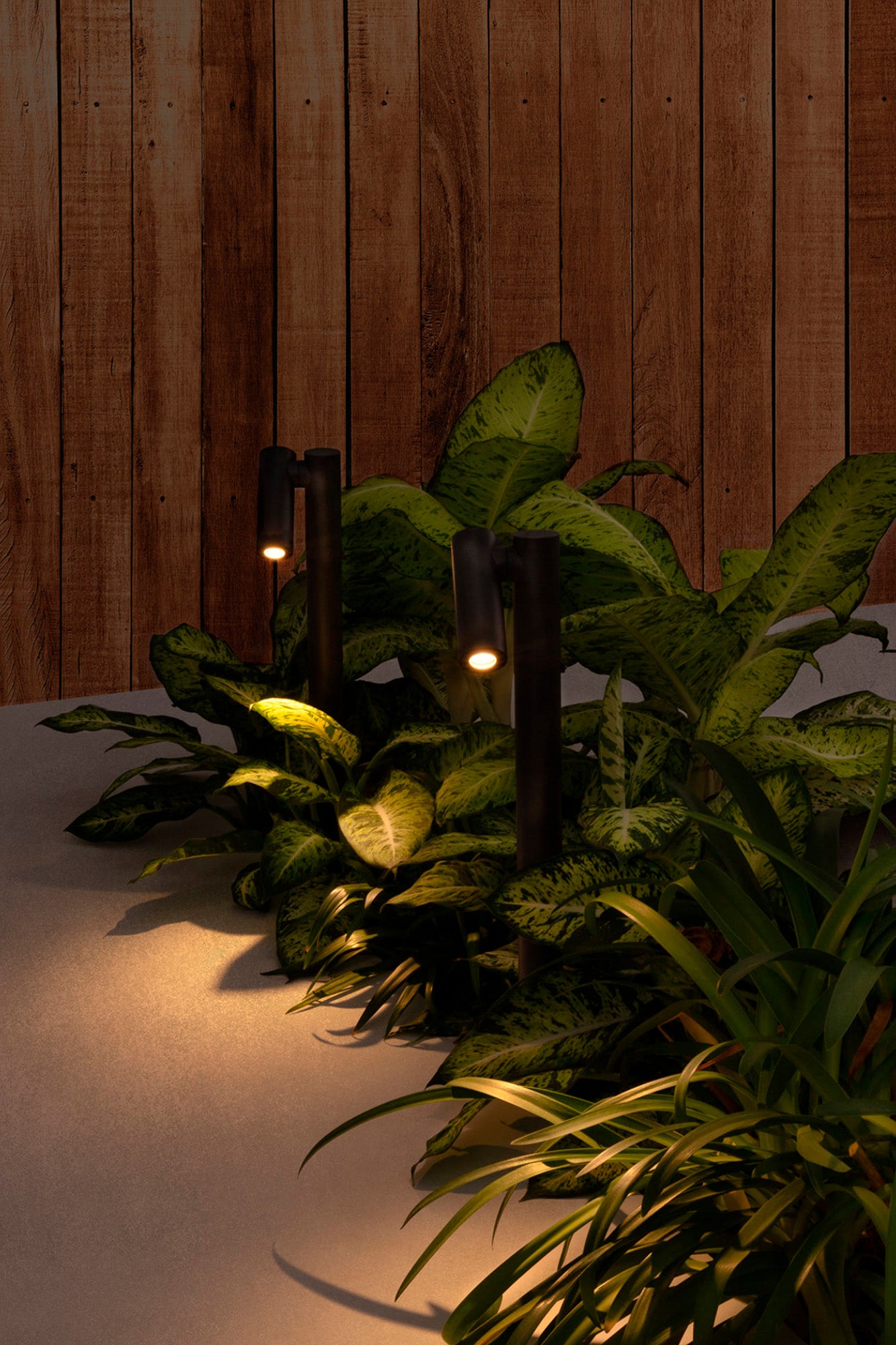 Imagen ambiente de luminaria estaca SPY 435 en gris oscuro, faro exterior orientable para jardín con iluminación LED en aluminio IP65, modelo FARO 70788