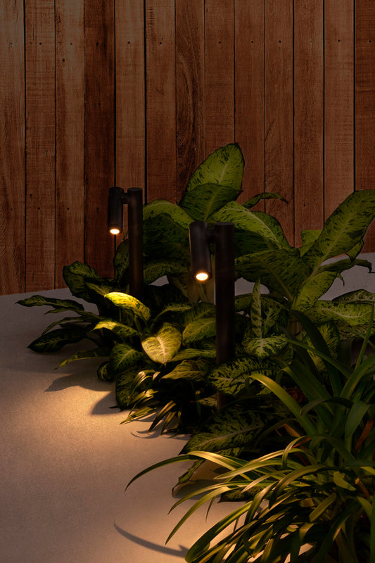 Imagen ambiente de luminaria estaca SPY 435 en gris oscuro, faro exterior orientable para jardín con iluminación LED en aluminio IP65, modelo FARO 70788