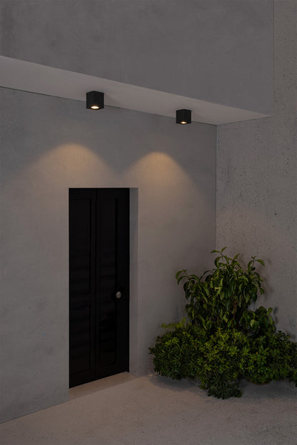 Plafon LED exterior TAMI en gris oscuro de aluminio y cristal, iluminación cálida IP54 para porche o jardín, modelo FARO 70799 en ambiente residencial