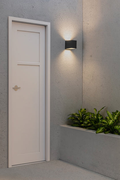 Lámpara de pared exterior LACRE Aplique gris oscuro FARO 70802 en ambiente, luminaria superficie aluminio cristal para iluminación exterior pared