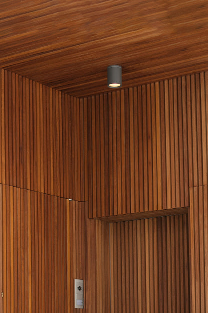 Plafon TASA gris oscuro exterior FARO modelo 70806 en entorno residencial, luminaria superficie aluminio cristal IP44 IK06, iluminación exterior moderna