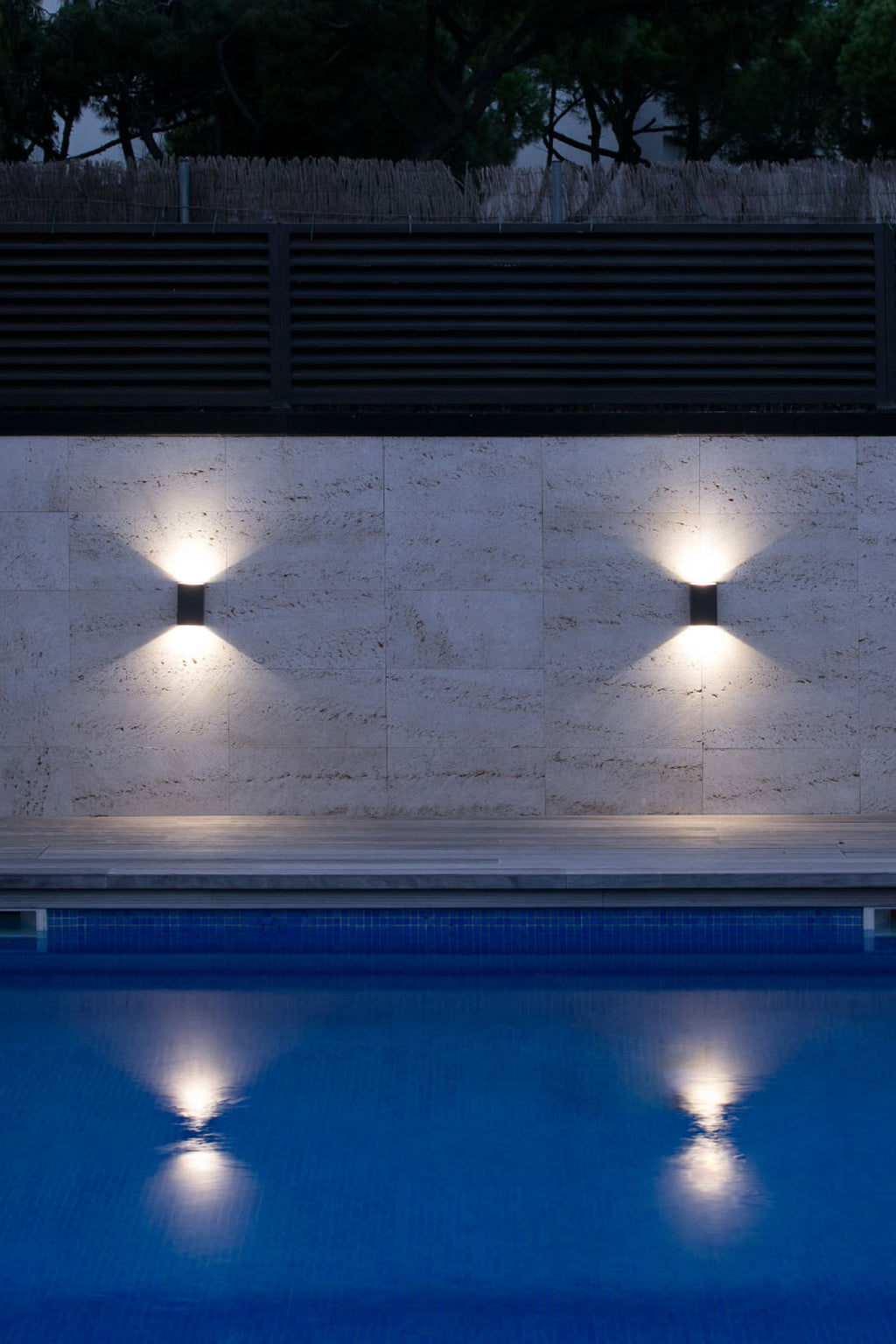 Aplique de pared LED LING en gris oscuro de FARO modelo 70812 en ambiente exterior, iluminación decorativa para terraza y jardín, luminaria de superficie en aluminio