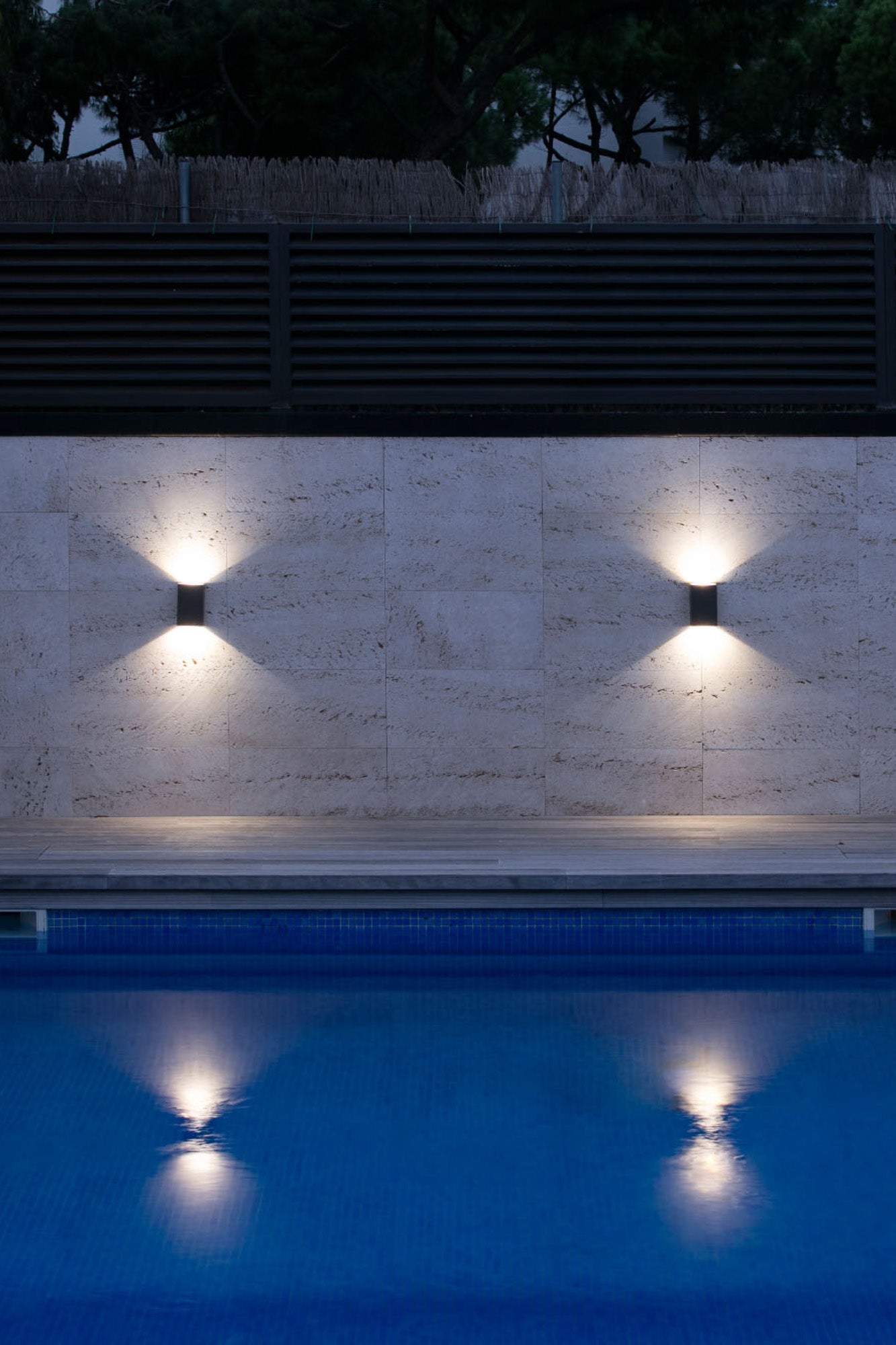 Aplique de pared LED LING en gris oscuro de FARO modelo 70812 en ambiente exterior, iluminación decorativa para terraza y jardín, luminaria de superficie en aluminio