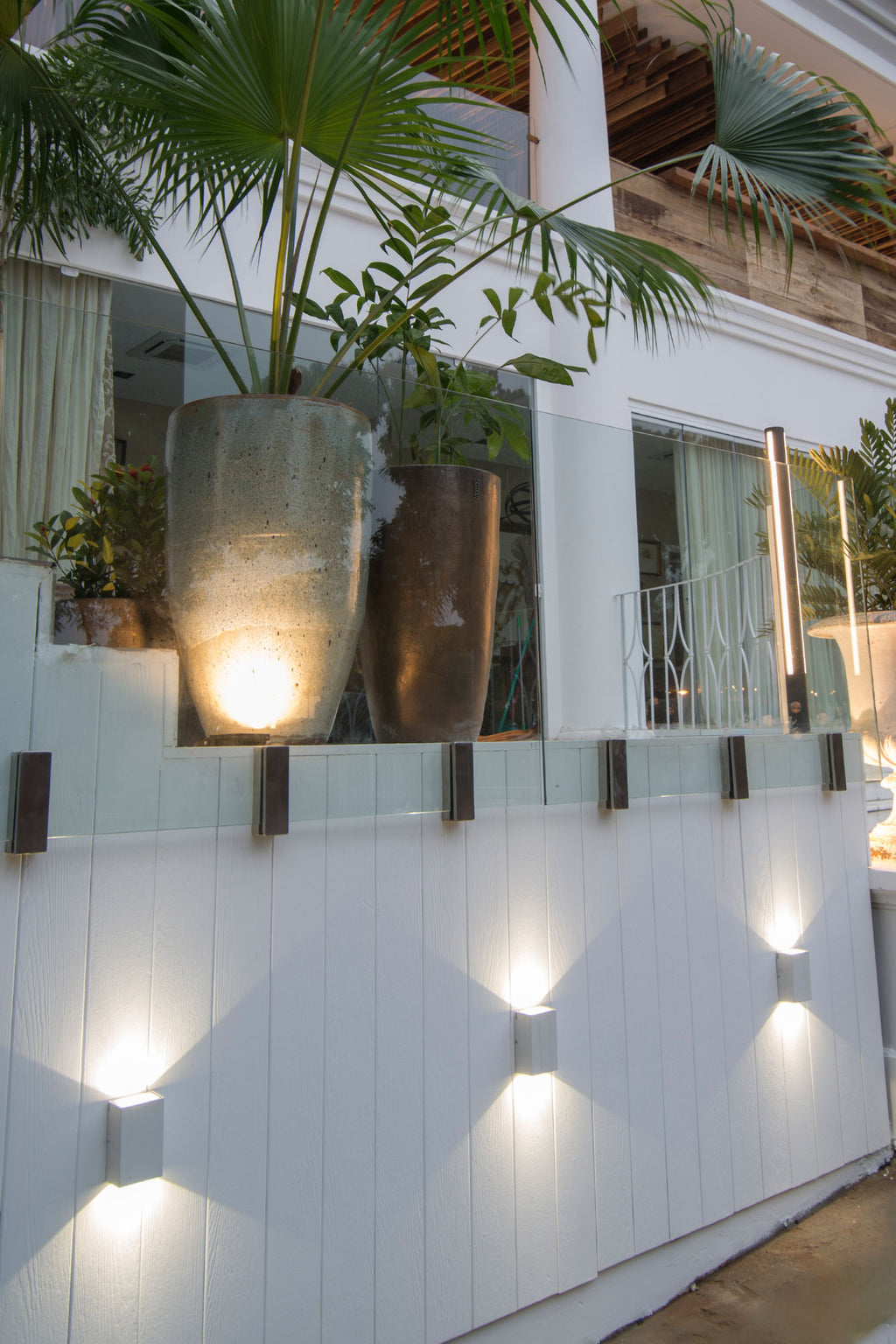 Aplique de pared LED LING blanco mate FARO 70813 en ambiente exterior, iluminando jardín o terraza con diseño en aluminio y cristal IP54, luminaria superficie colección 2255