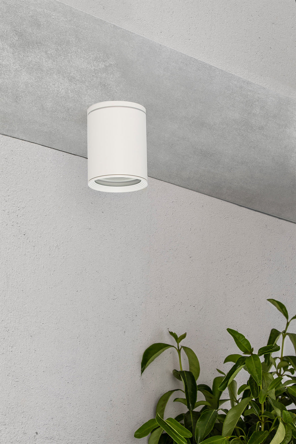Plafon TASA blanco exterior FARO 70821 instalado en balcón, luminaria de superficie en aluminio IP44 para terrazas y exteriores luminosos