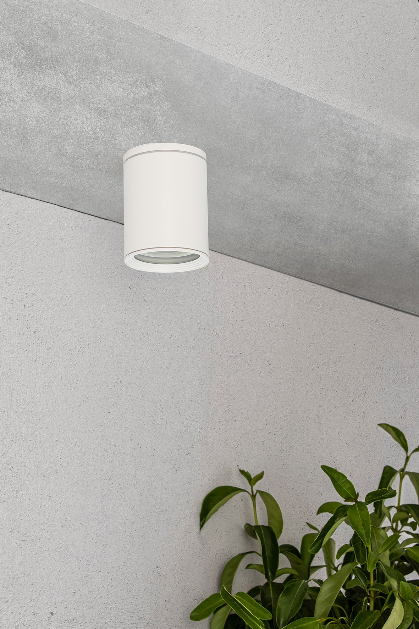 Plafon TASA blanco exterior FARO 70821 instalado en balcón, luminaria de superficie en aluminio IP44 para terrazas y exteriores luminosos