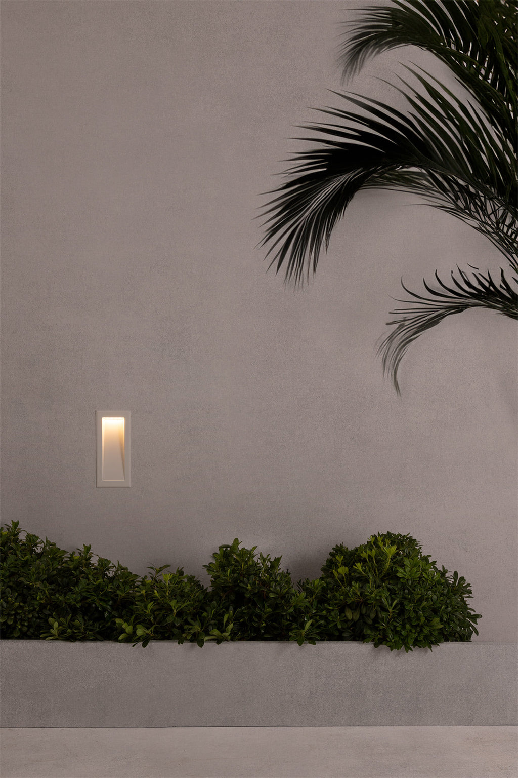 Luminaria empotrable LED SOUN 105 en blanco de FARO modelo 70834 instalada en jardín exterior, iluminación LED IP65 de aluminio para terrazas y áreas al aire libre