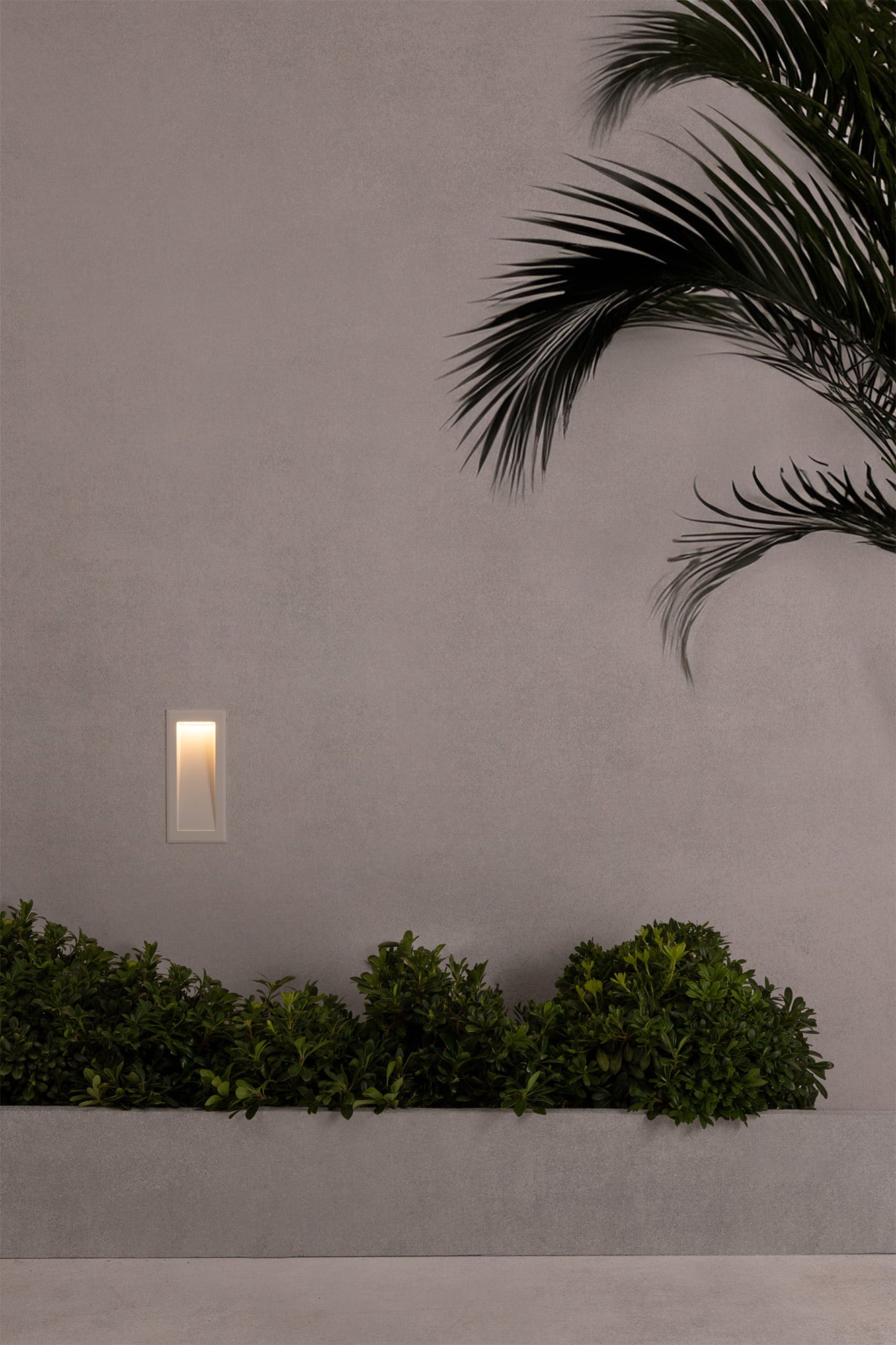 Luminaria empotrable LED SOUN 105 en blanco de FARO modelo 70834 instalada en jardín exterior, iluminación LED IP65 de aluminio para terrazas y áreas al aire libre