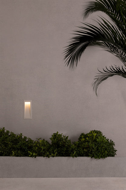 Luminaria empotrable LED SOUN 105 en blanco de FARO modelo 70834 instalada en jardín exterior, iluminación LED IP65 de aluminio para terrazas y áreas al aire libre