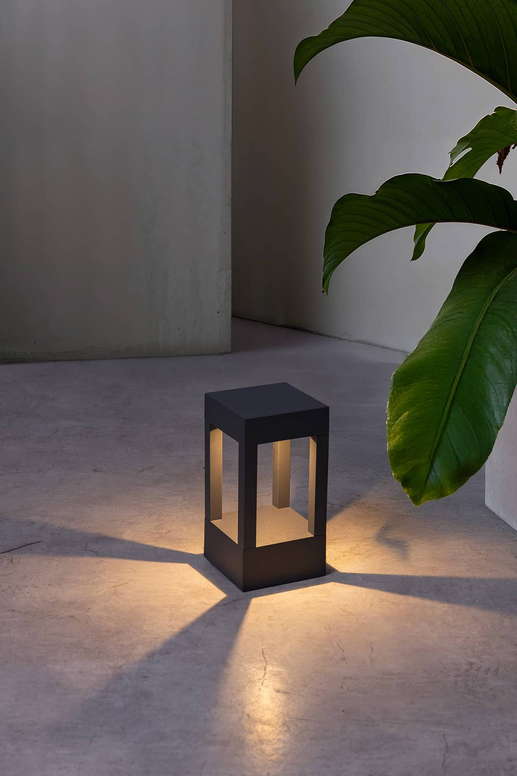 Baliza exterior AGRA 200 en gris oscuro con LED 2700K cálido, faro de aluminio para luminaria superficie en jardín e iluminación de caminos, modelo 70840 en entorno natural.