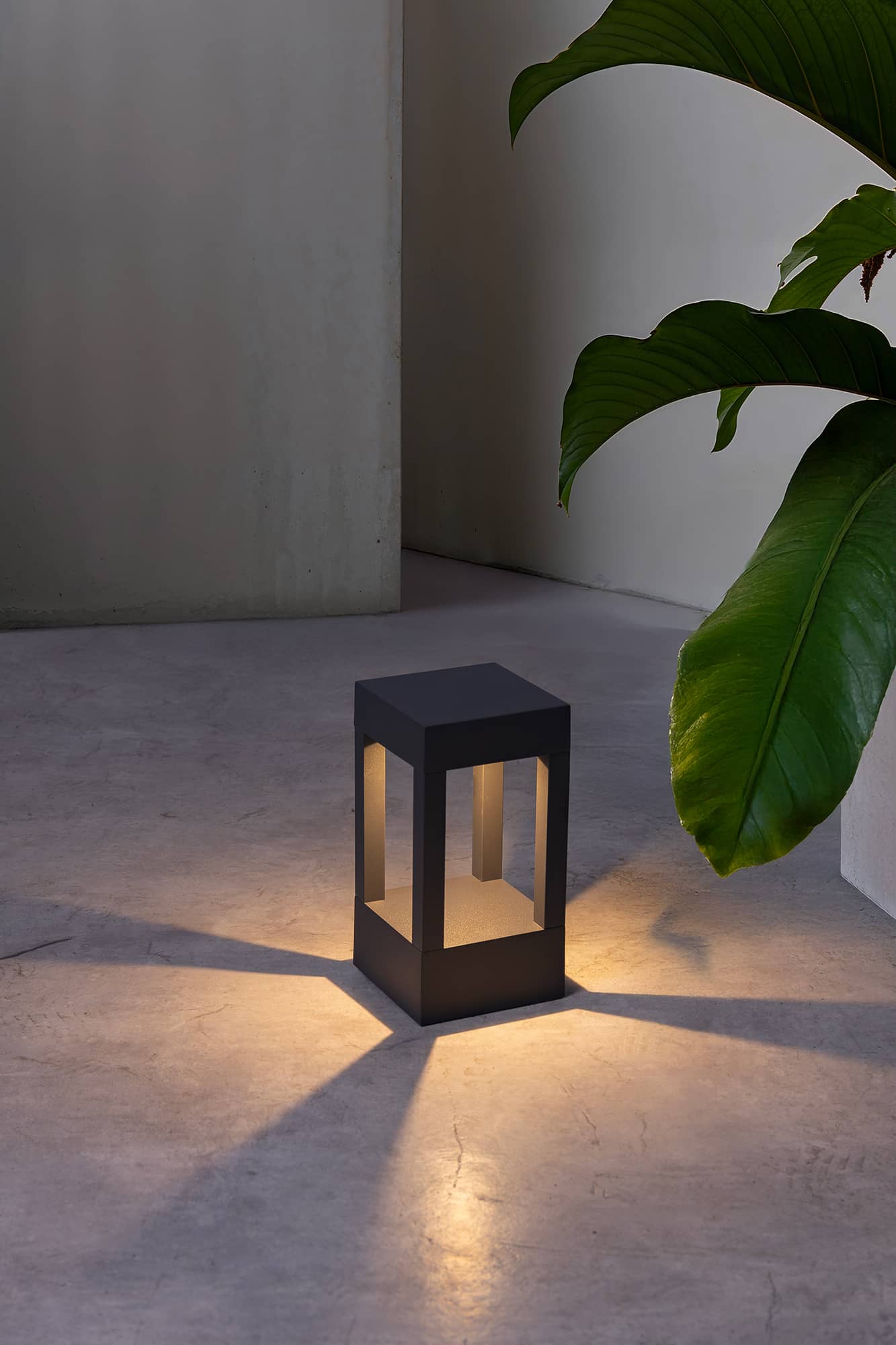 Baliza exterior AGRA 200 en gris oscuro con LED 2700K cálido, faro de aluminio para luminaria superficie en jardín e iluminación de caminos, modelo 70840 en entorno natural.