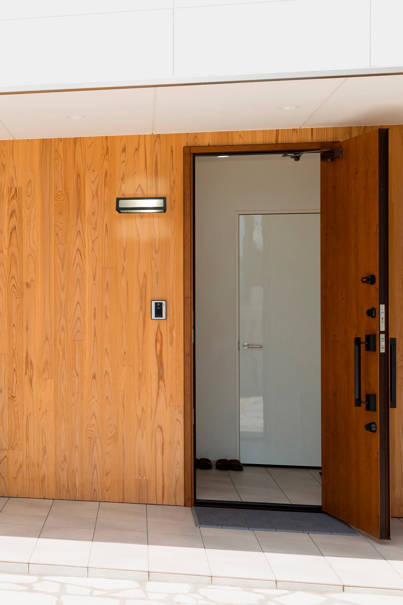 Lámpara de pared NATRON gris oscuro FARO 70887 en ambiente exterior, aplique de aluminio y cristal IP54 para iluminación exterior