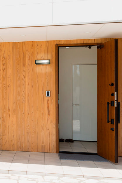 Lámpara de pared NATRON gris oscuro FARO 70887 en ambiente exterior, aplique de aluminio y cristal IP54 para iluminación exterior