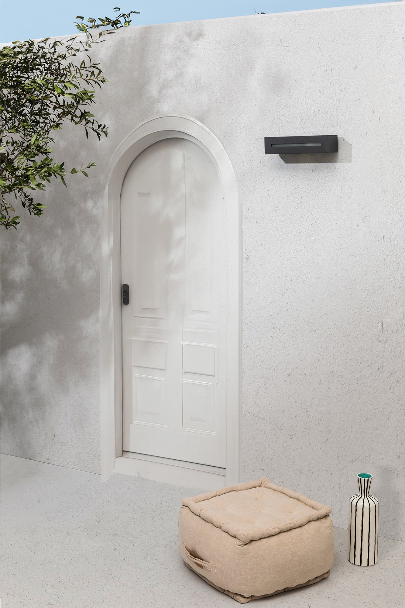 Aplique de pared WEST 1 Gris Oscuro FARO 70888 en ambiente exterior de terraza y jardín, luminaria de superficie en aluminio y cristal para iluminación moderna.