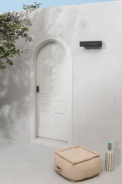 Aplique de pared WEST 1 Gris Oscuro FARO 70888 en ambiente exterior de terraza y jardín, luminaria de superficie en aluminio y cristal para iluminación moderna.