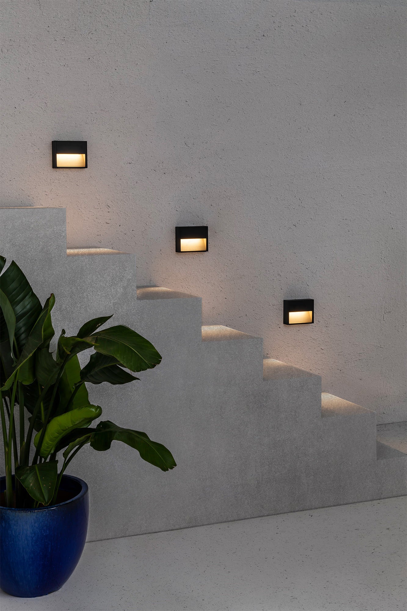Luminaria de pared GRADA 250 Gris Oscuro FARO 70908 en ambiente de terraza exterior, aplique LED de aluminio y cristal con protección IP54 IK10 para jardín