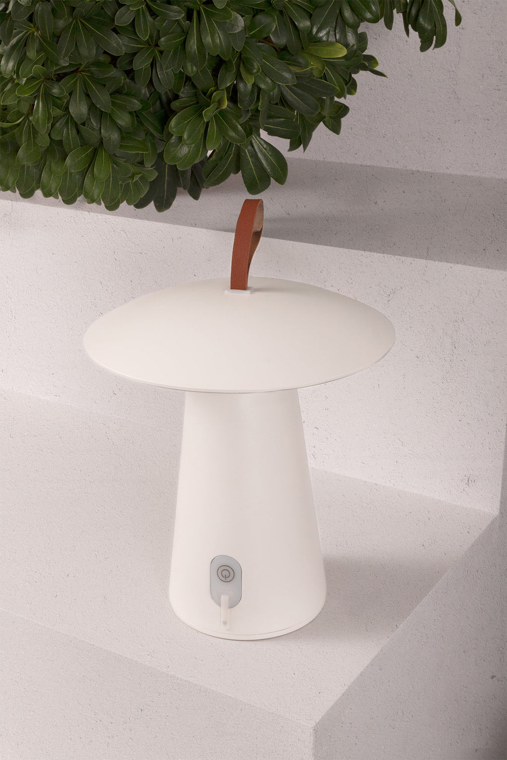 Lámpara portátil TASK blanca FARO 70914 en ambiente jardín exterior, iluminación LED recargable para luminaria superficie sobremesa