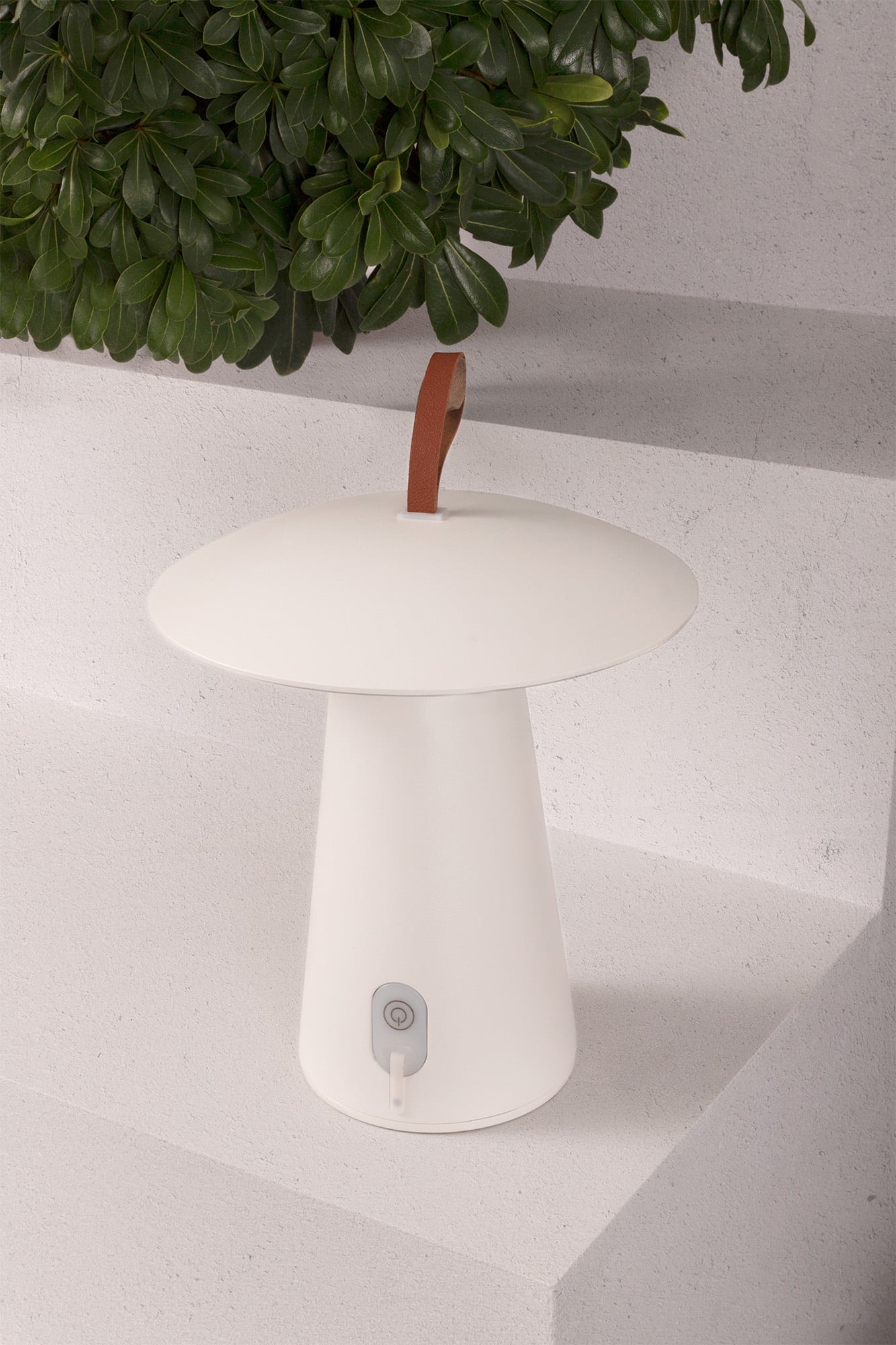 Lámpara portátil TASK blanca FARO 70914 en ambiente jardín exterior, iluminación LED recargable para luminaria superficie sobremesa