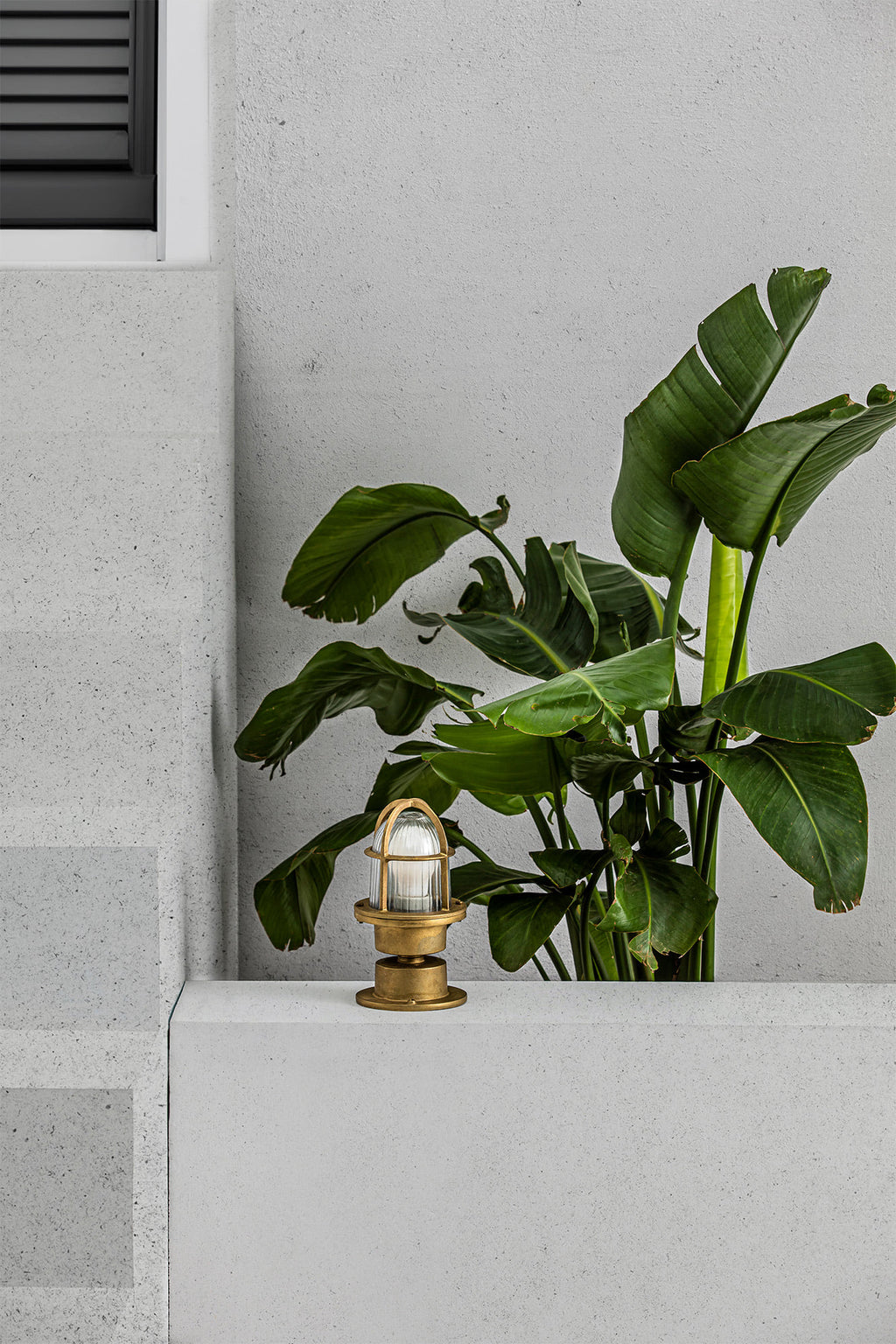 Plafon exterior MAUREN en latón de FARO serie 7103 modelo 70993, luminaria sobremuro IP44 para iluminación exterior, made in Europe, en ambiente residencial moderno