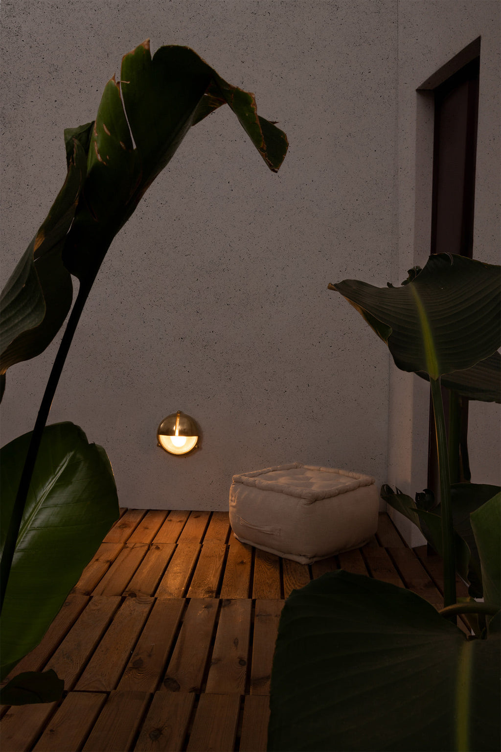 Lámpara de pared TIMON aplique latón estilo faro serie 70996 en ambiente exterior, iluminación IP44 para jardín y terraza con cristal resistente.