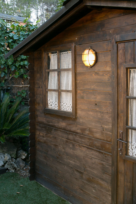 Aplique de pared exterior NORAY en latón modelo FARO 70999, iluminación para jardín con IP44 y cristal transparente, luminaria de superficie made in Europe en entorno exterior