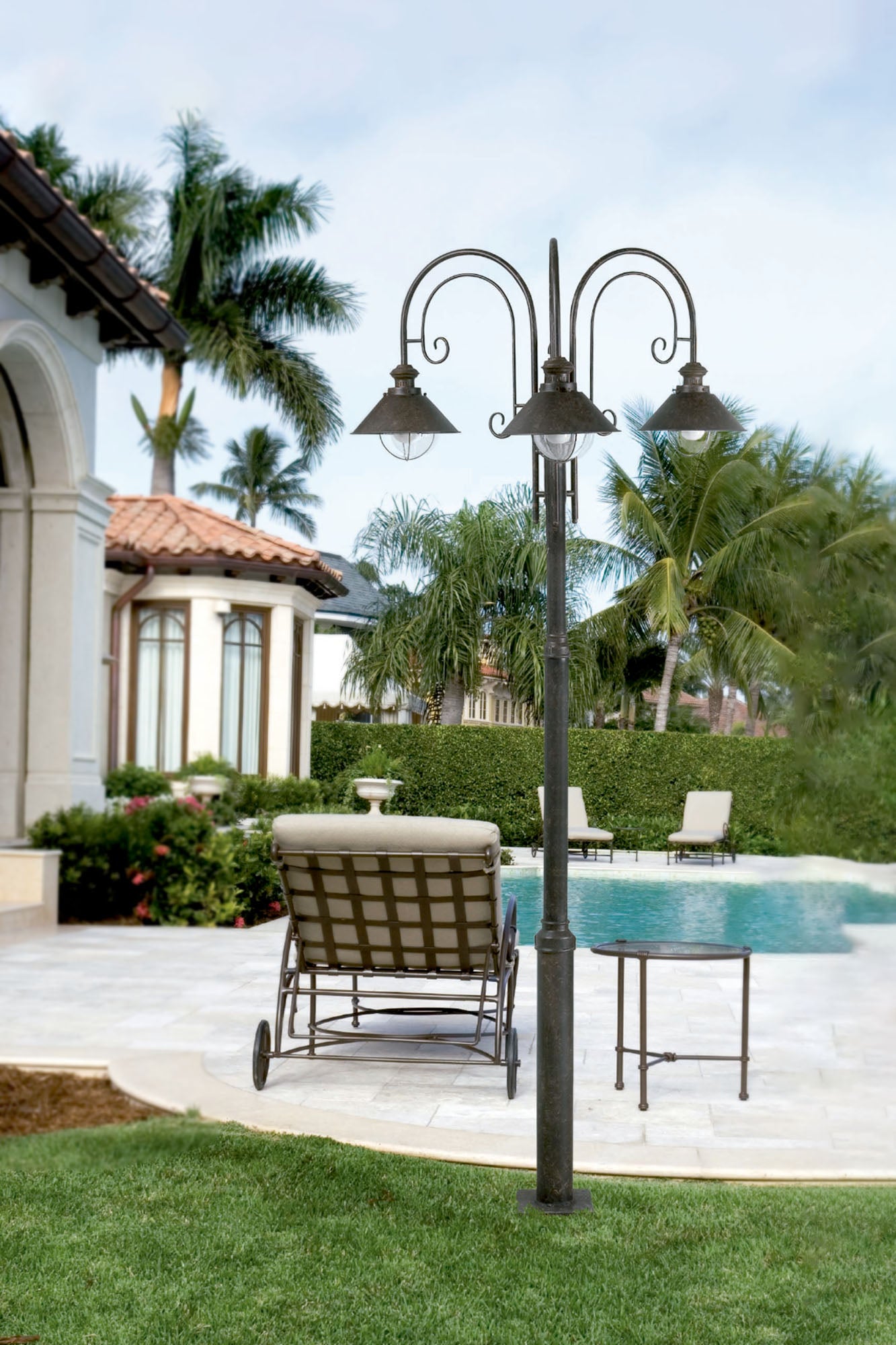 Farola exterior Náutica 3L en marrón óxido instalada en jardín, faro de iluminación exterior en acero y cristal, luminaria de superficie modelo 71118 para exteriores