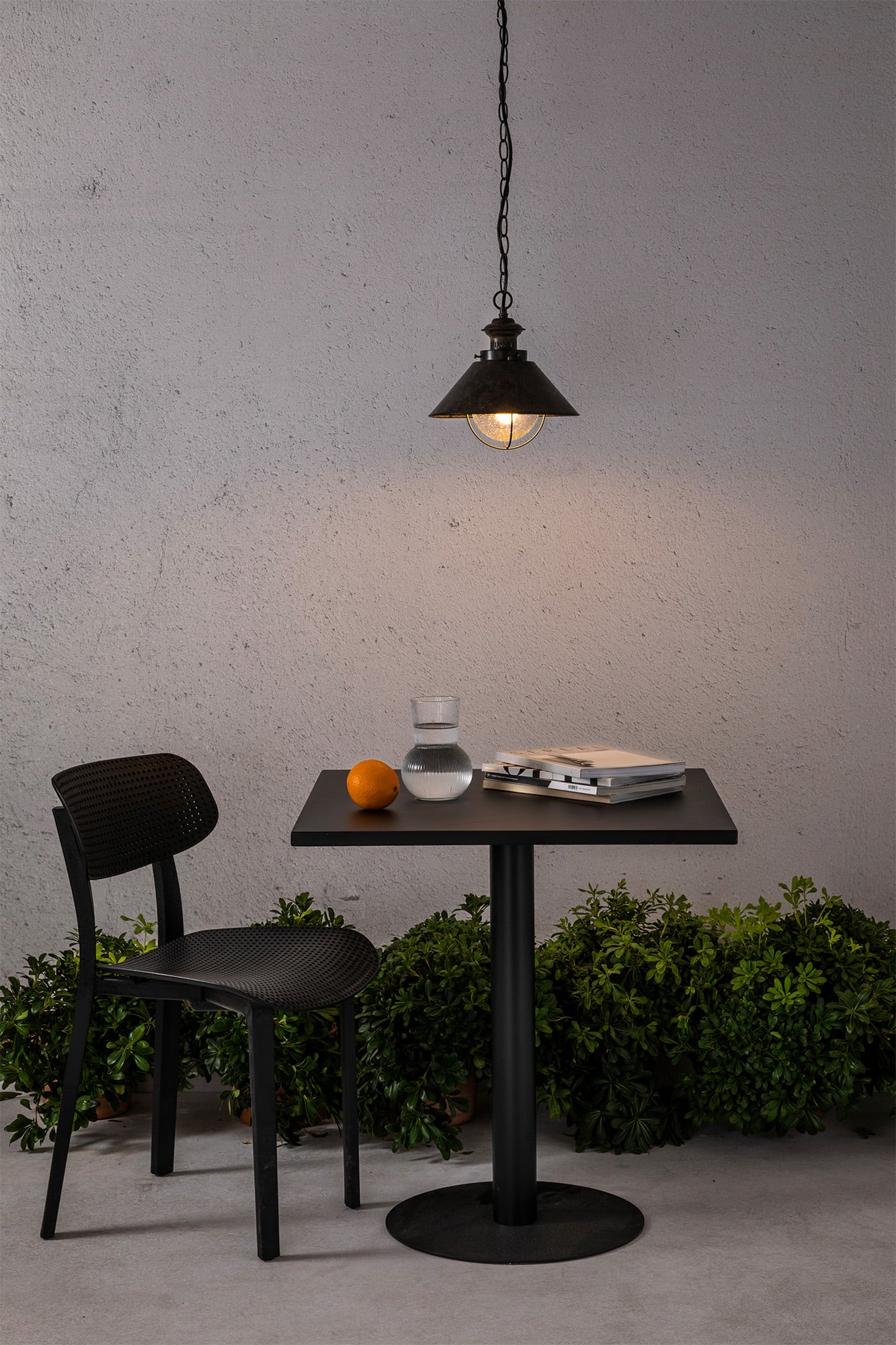 Lámpara colgante exterior NÁUTICA 340 marrón óxido, diseño faro náutico de acero y cristal, iluminando jardín ambiente con luminaria suspensión para iluminación exterior.