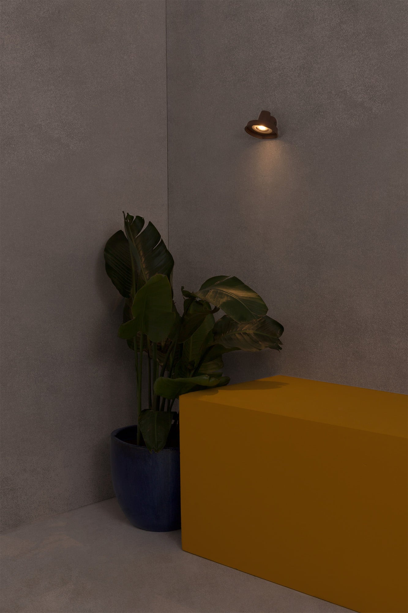 Imagen ambiente de luminaria de pared Bronx marrón FARO modelo 71194 instalada en terraza exterior, aplice pared de aluminio con diseño industrial para iluminación jardín IP44 resistente al exterior