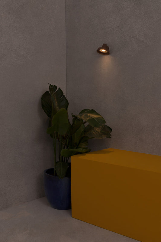 Imagen ambiente de luminaria de pared Bronx marrón FARO modelo 71194 instalada en terraza exterior, aplice pared de aluminio con diseño industrial para iluminación jardín IP44 resistente al exterior