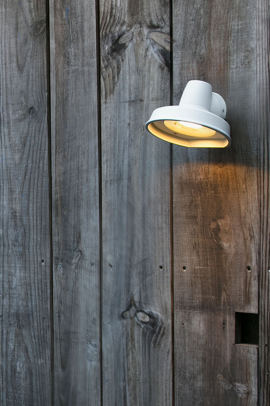 Aplique de pared Bronx Blanco FARO 71195 en ambiente de jardín exterior, luminaria de aluminio IP44 para terraza e iluminación industrial