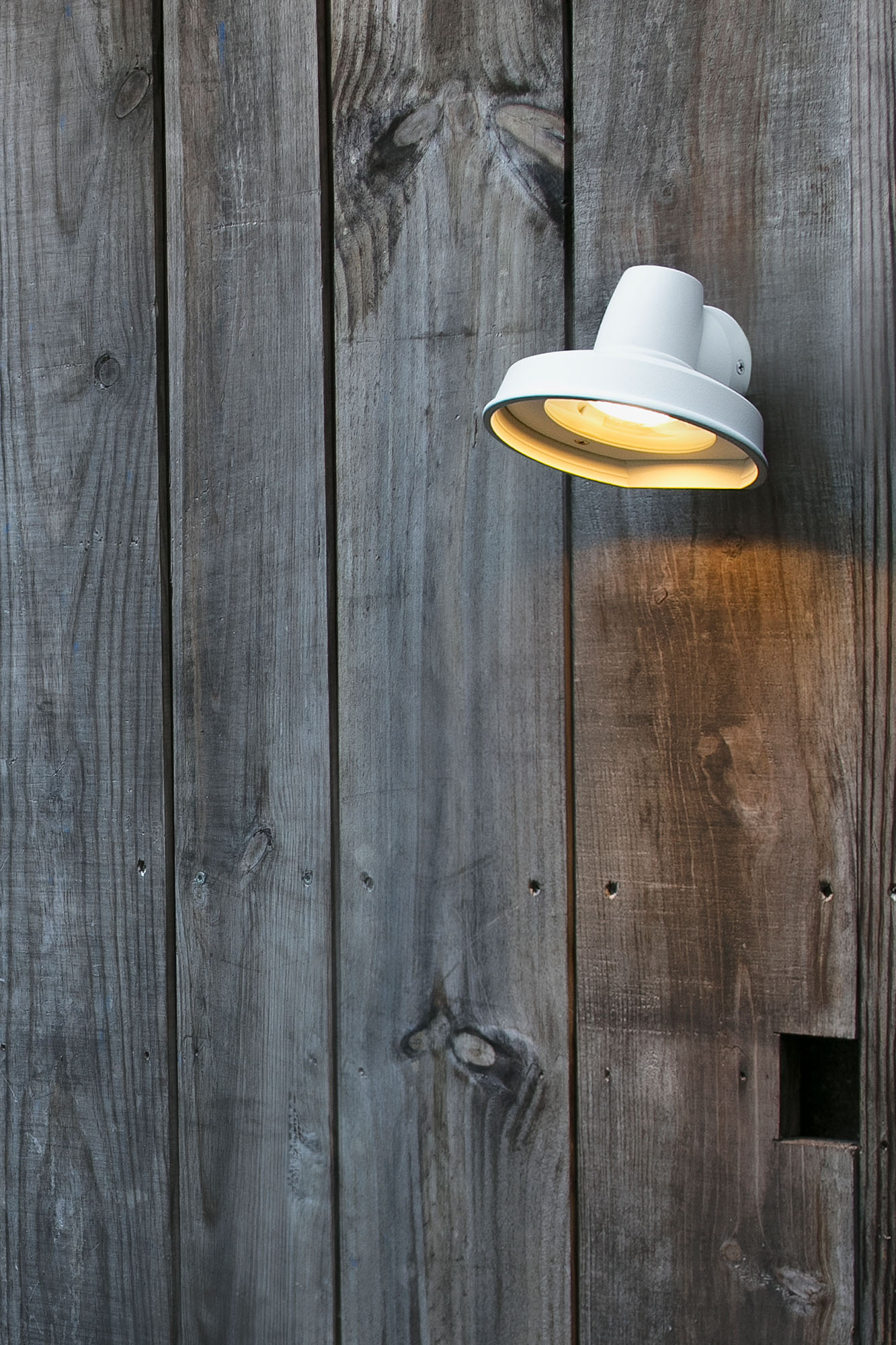 Aplique de pared Bronx Blanco FARO 71195 en ambiente de jardín exterior, luminaria de aluminio IP44 para terraza e iluminación industrial