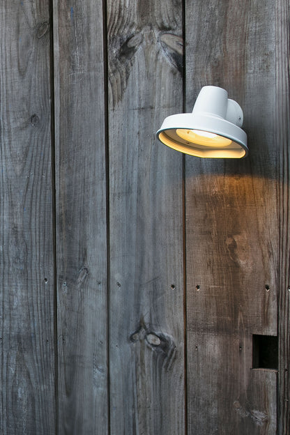 Aplique de pared Bronx Blanco FARO 71195 en ambiente de jardín exterior, luminaria de aluminio IP44 para terraza e iluminación industrial