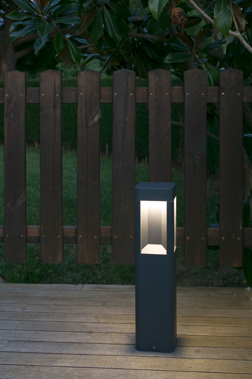 Baliza LED NAYA 500 en gris oscuro, faro de aluminio para jardín exterior, iluminación decorativa serie 7110 IP54 3000K en ambiente nocturno