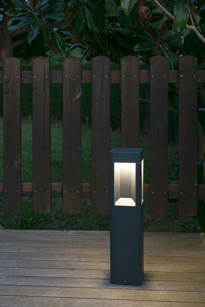 Baliza LED NAYA 500 en gris oscuro, faro de aluminio para jardín exterior, iluminación decorativa serie 7110 IP54 3000K en ambiente nocturno