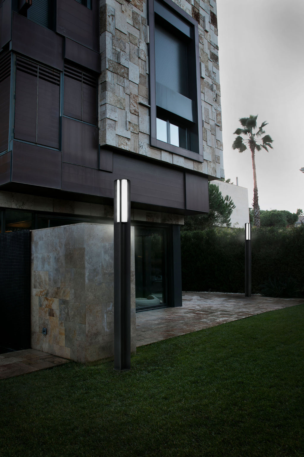 Farola exterior BU-OH 2500 en gris oscuro, faro LED para jardín de aluminio IP65 con diseño contemporáneo en entorno natural, iluminación suelo exterior moderna.