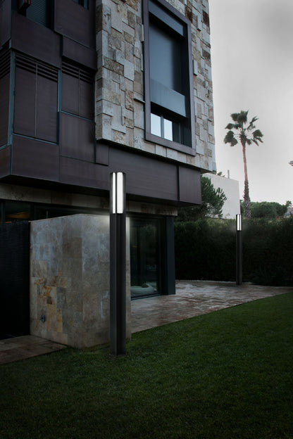 Farola exterior BU-OH 2500 en gris oscuro, faro LED para jardín de aluminio IP65 con diseño contemporáneo en entorno natural, iluminación suelo exterior moderna.