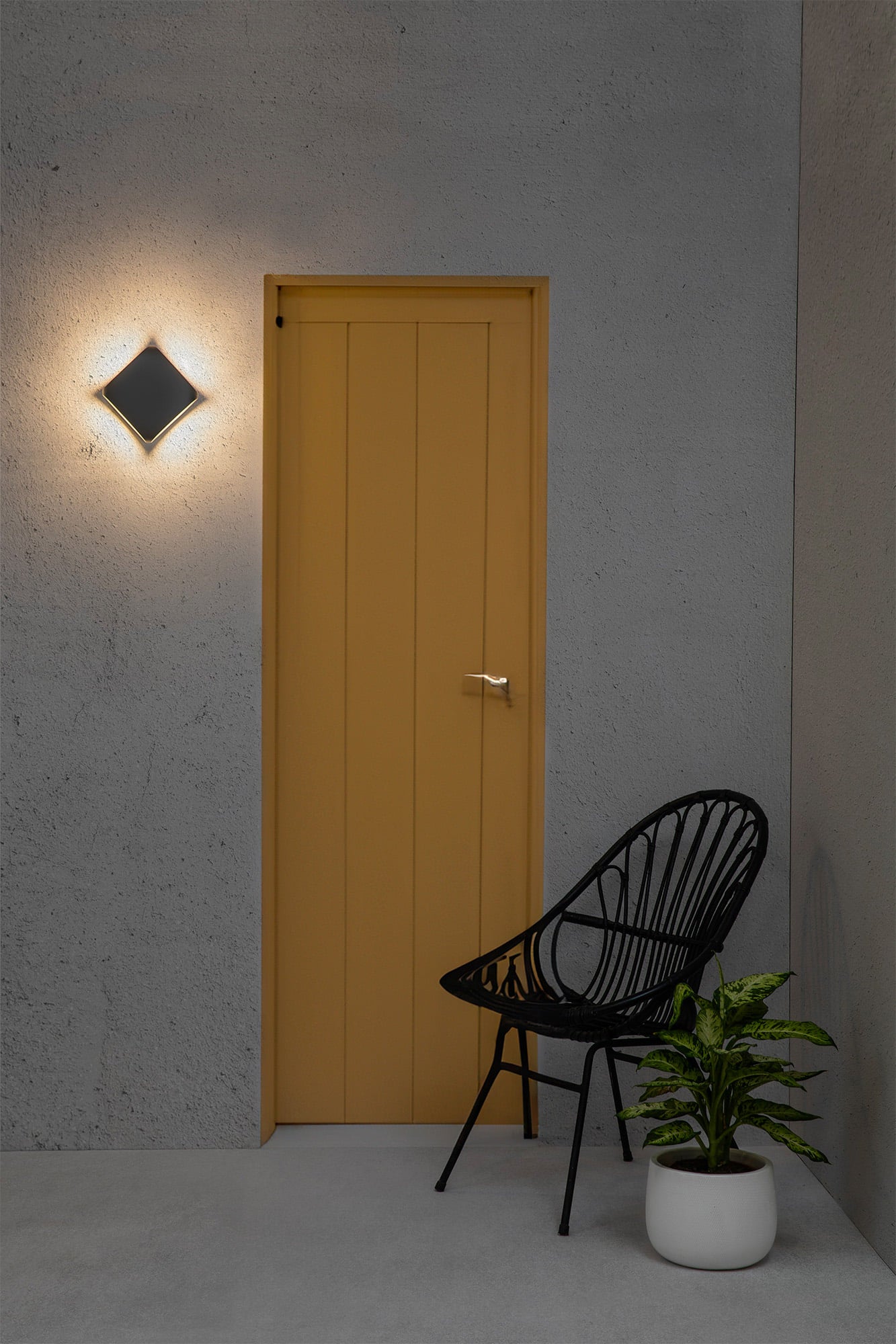 Aplique exterior BU-OH gris oscuro FARO 71212 en ambiente de jardín iluminado, luminaria superficie LED 12W IP65 para iluminación exterior, diseño Ribaudi