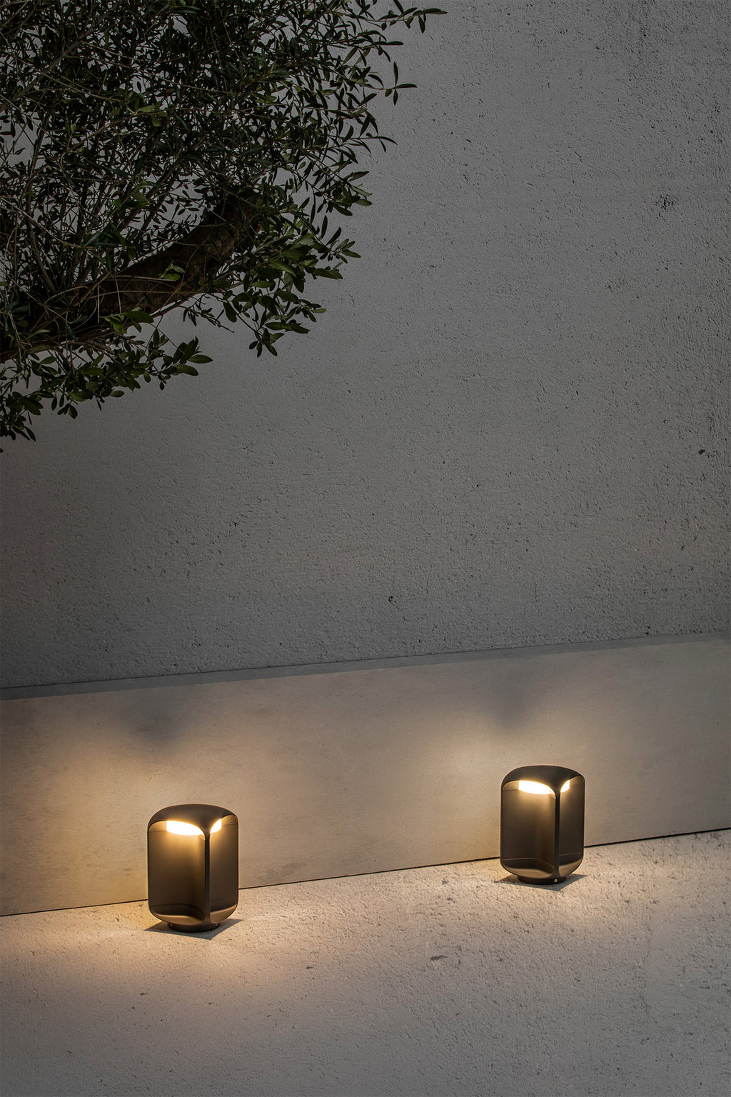 Baliza exterior FARO BU-OH 265 en gris oscuro iluminando jardín o terraza con tecnología LED IP65 de aluminio resistente para exteriores