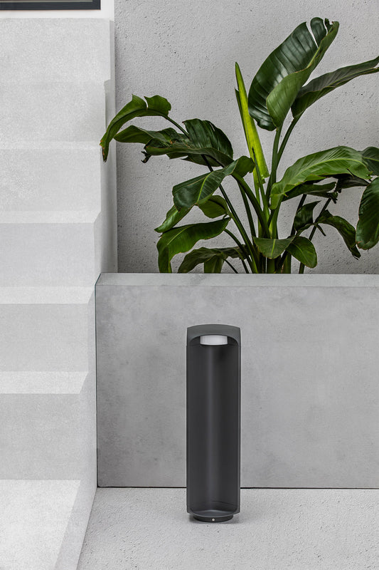 Baliza exterior BU-OH 560 en gris oscuro, faro LED moderno para jardín, luminaria superficie IP65 instalada en ambiente exterior iluminando camino nocturno, diseño contemporáneo 71214