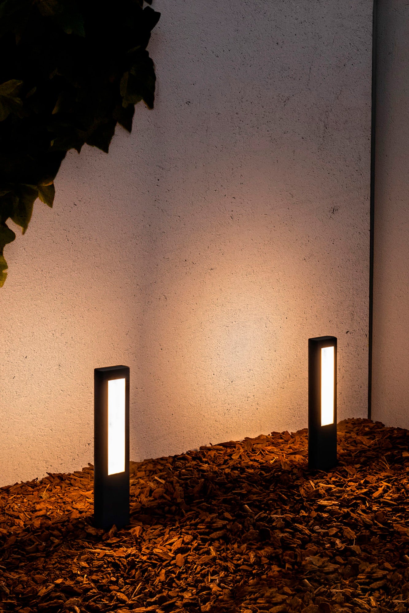 Baliza LED exterior NANDA 500 en gris oscuro instalada en jardín, faro luminaria de suelo serie 71216 de aluminio y policarbonato IP54 para exteriores