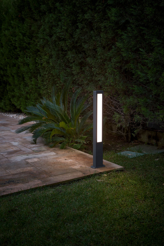Baliza LED exterior NANDA 800 en gris oscuro, faro de aluminio IP54 serie 71217 iluminando jardín con luz cálida, iluminación exterior para caminos