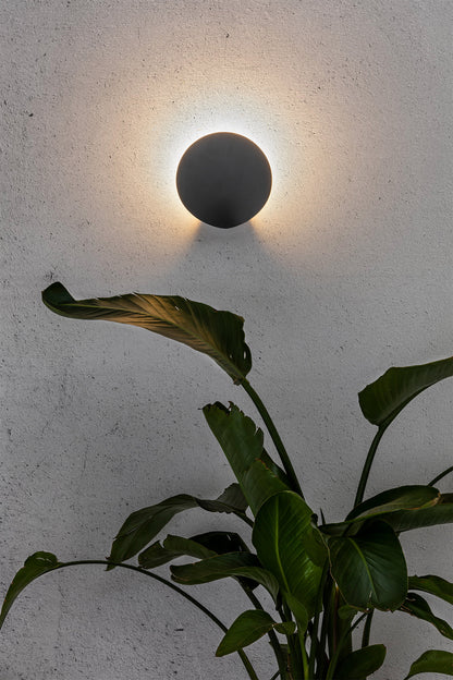 Aplique de pared Lotus gris oscuro FARO 71223 en ambiente exterior, luminaria superficie de aluminio y policarbonato LED para jardín y terraza, iluminación exterior moderna