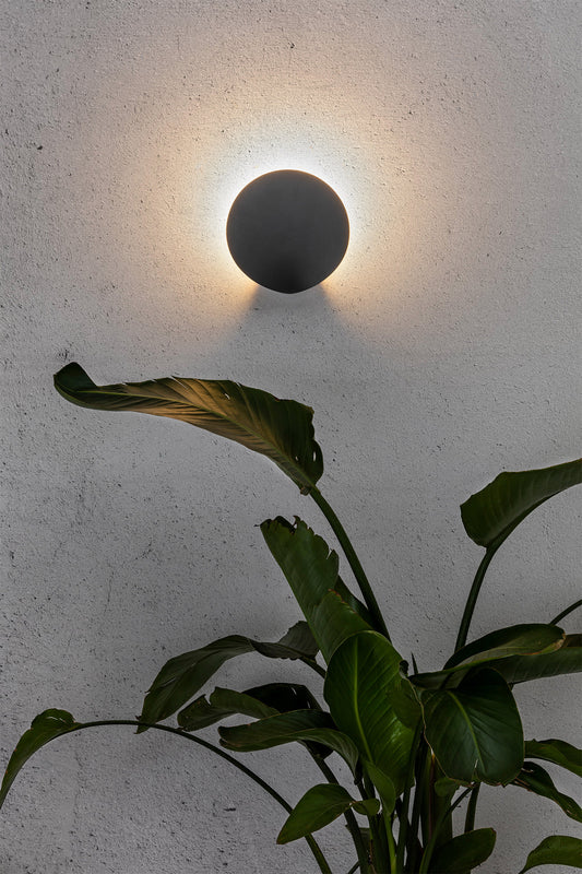 Aplique de pared Lotus gris oscuro FARO 71223 en ambiente exterior, luminaria superficie de aluminio y policarbonato LED para jardín y terraza, iluminación exterior moderna