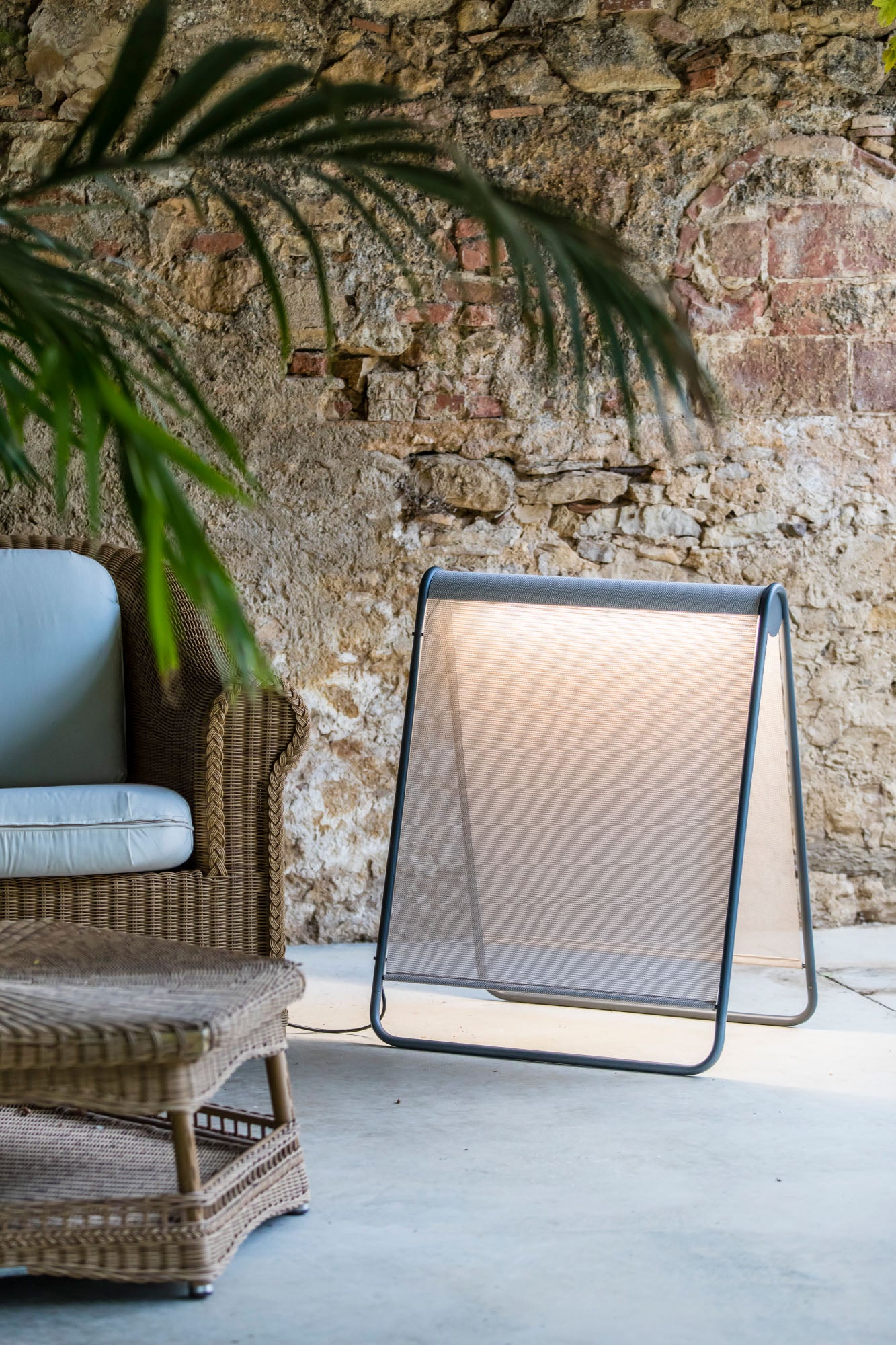 Lámpara de pie exterior Cadaqués en beige, modelo FARO 71242, iluminando jardín o terraza con luz LED resistente al agua, luminaria de superficie ideal para exteriores