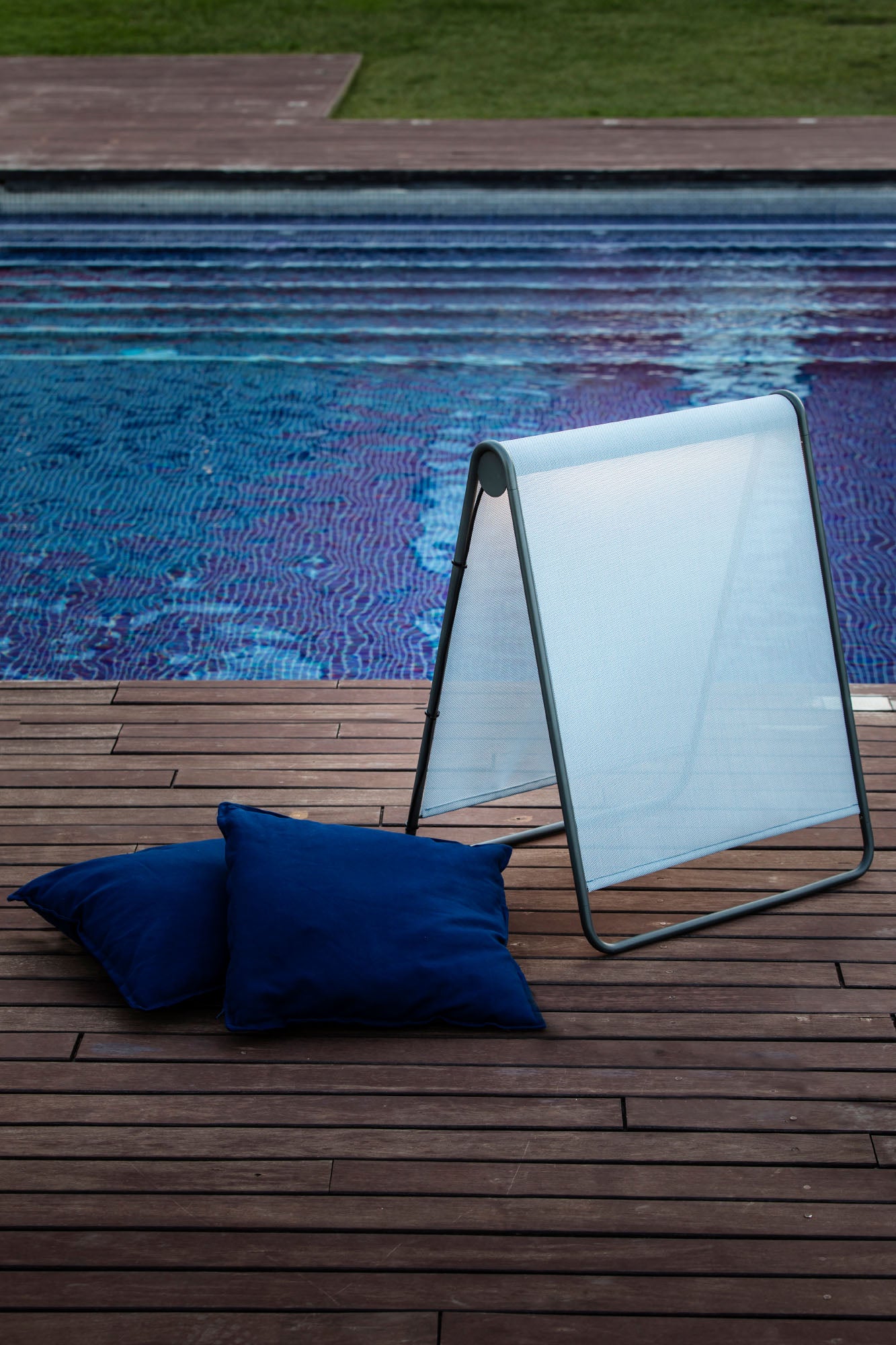 Lámpara de pie CADAQUÉS azul modelo FARO 71243 en ambiente de jardín exterior, luminaria de superficie en aluminio y textilene para iluminación de terraza