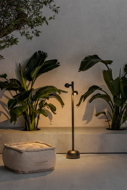 Baliza Exterior BROT 900 Negro de Yembara Studio en jardín moderno, faro minimalista LED cálida iluminando camino exterior, luminaria superficie Colección 7252, código 71253