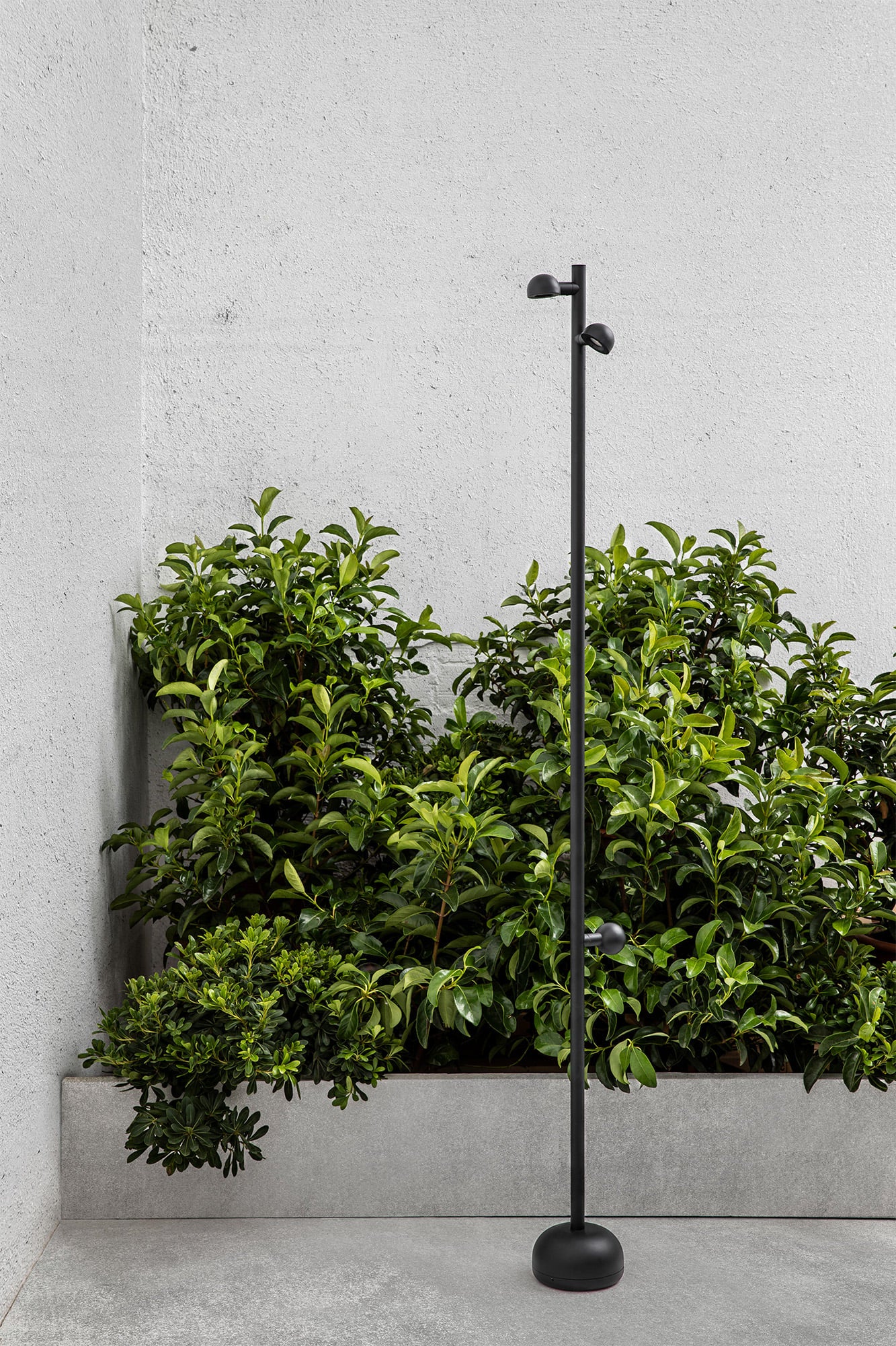 Farola exterior BROT 1800 en negro de aluminio, iluminación LED cálida IP65 para jardín, luminaria superficie instalada en ambiente nocturno, modelo FARO 71254